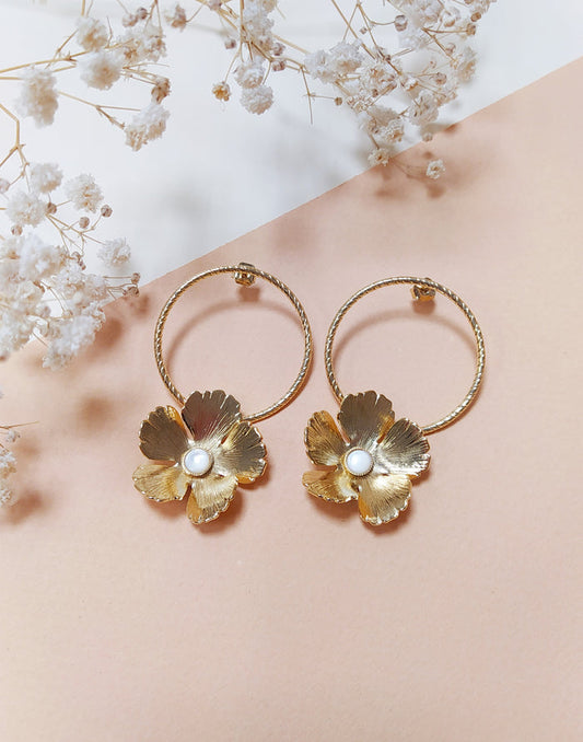 Boucles d'Oreilles Créoles Fleurs et Nacre Blanche vu de face