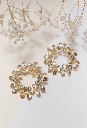 Boucles d'Oreilles Créoles Feuillages Dorées vu de face  