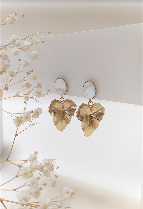 Boucles d'Oreilles Pendantes Nacre Blanche et Feuille Martelé Doré