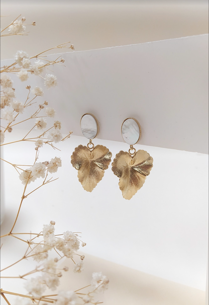 Boucles d'Oreilles Pendantes Nacre Blanche et Feuille Martelé Doré