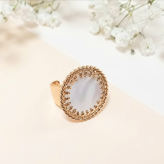 Bague Ajustable Grande Nacre Blanche Sertie  vu de profil 