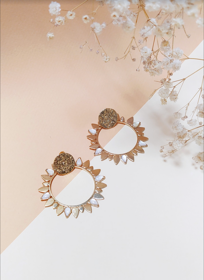 Boucles d'Oreilles Anneaux Soleil Dorées Nacre vu de face