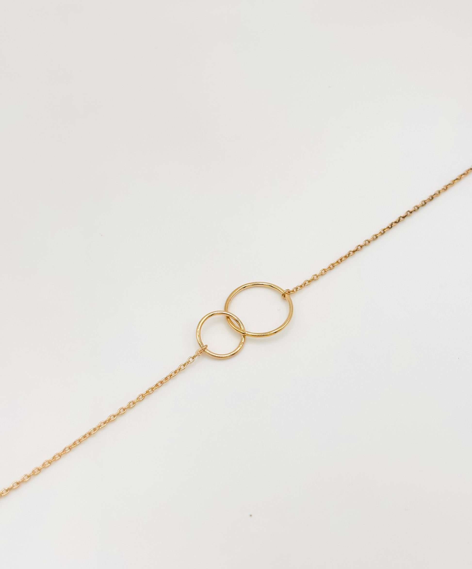 Bracelet Bracelet chaine en plaqué or avec 3 anneaux décoratifs fixés sur une fine chaine forçat SO OR Bracelet Bracelet chaine en plaqué or avec 3 anneaux décoratifs fixés sur une fine chaine forçat SO OR
