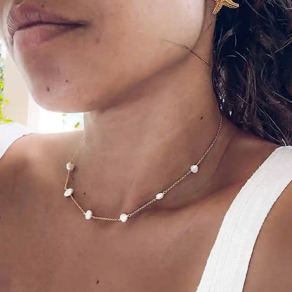 Collier Ras de Cou Doré et Perles de Culture Porté