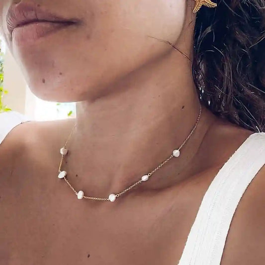Collier Ras de Cou Doré et Perles de Culture Porté