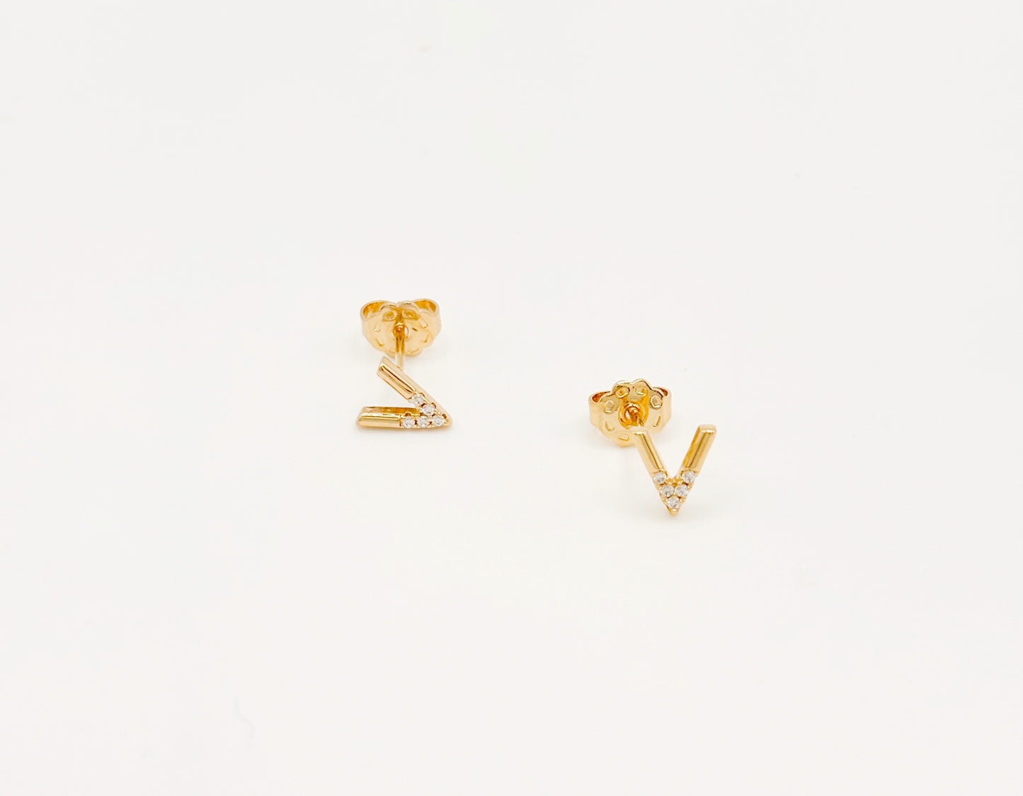 Puces d'Oreilles Plaqué Or Forme V et Strass Blancs