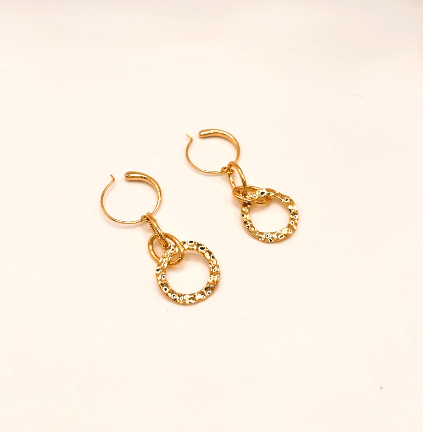 Boucles d'Oreilles Pendantes 4 Anneaux Imbriqués Plaqué Or vu de profil 