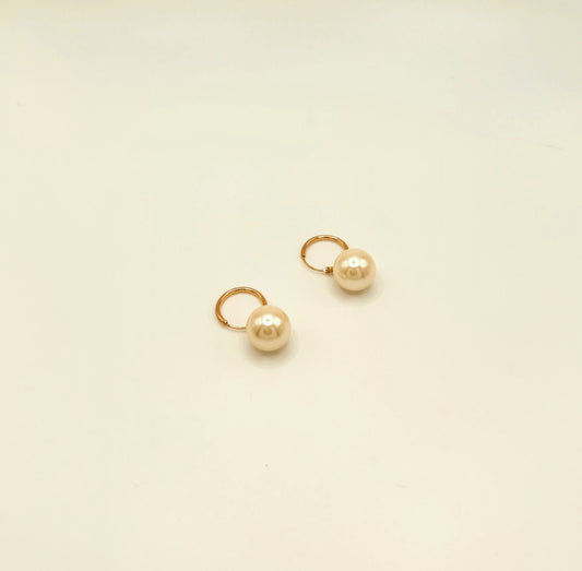Boucles d'Oreilles Petites Créoles Perles Blanches vu de profil