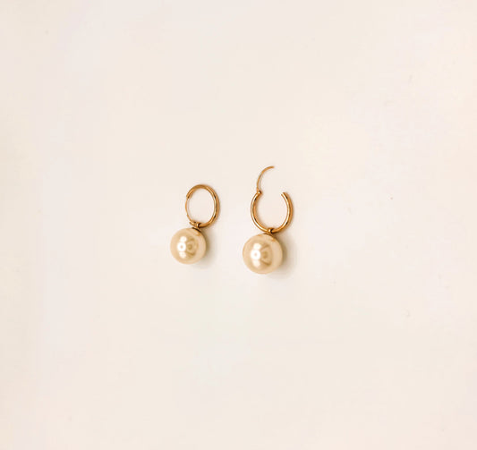 Boucles d'Oreilles Petites Créoles Perles Blanches vu de face 