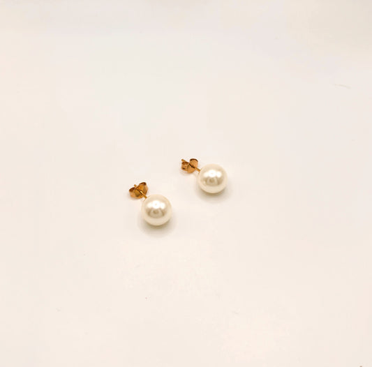 Boucles d'Oreilles Puces Perles Blanches vu de profil 