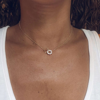 Collier Ras de Cou Pendentif 2 Anneaux Entrelacés Dorées et Perles de Culture Porté