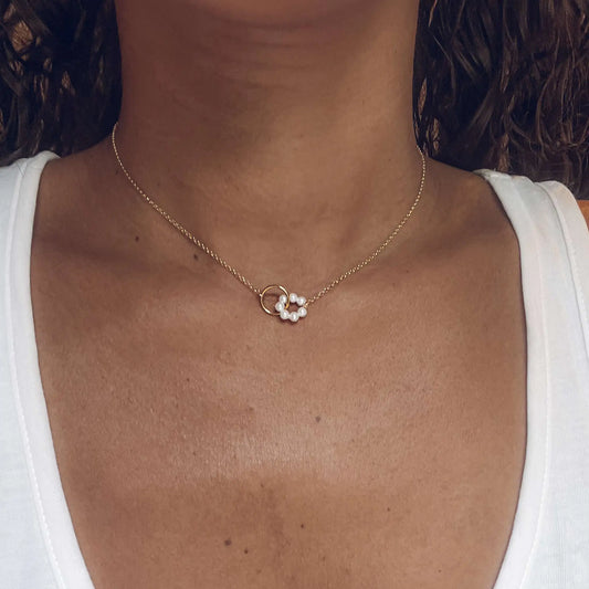 Collier Ras de Cou Pendentif 2 Anneaux Entrelacés Dorées et Perles de Culture Porté