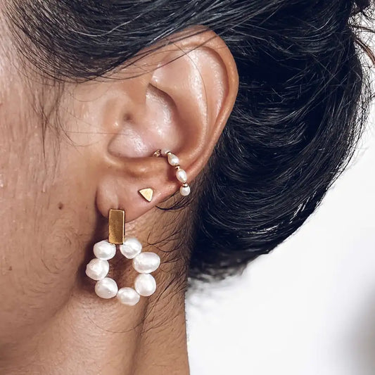 Boucles d'Oreilles Dorées Cercle Ajouré Perles de Culture Porté