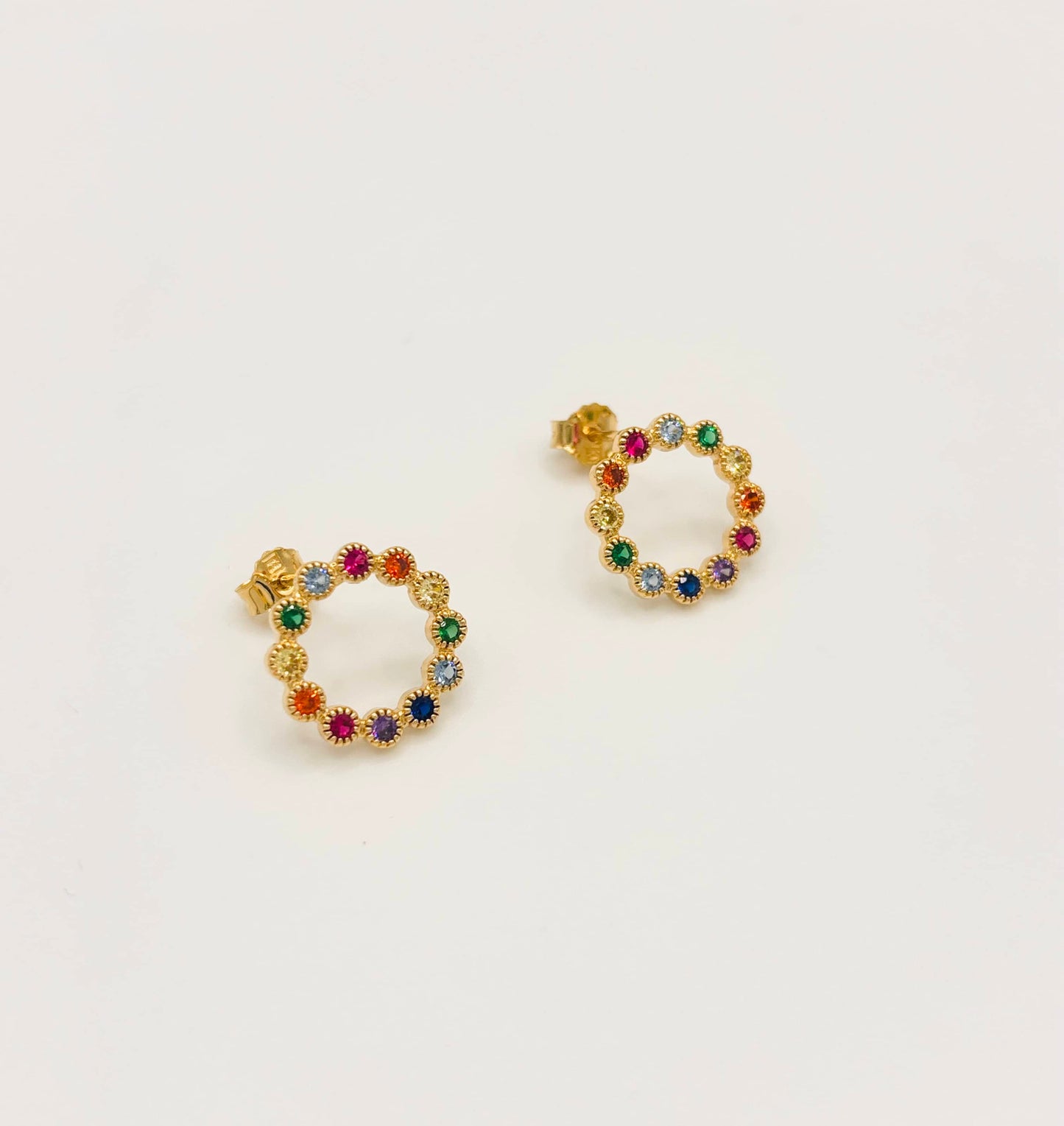 Boucles d'Oreilles Plaqué Or Cercle et Strass Multicolores Serties