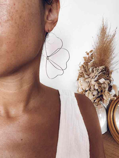Boucles d'Oreilles Dorées Fil Doré Forme Fleurs Porté 