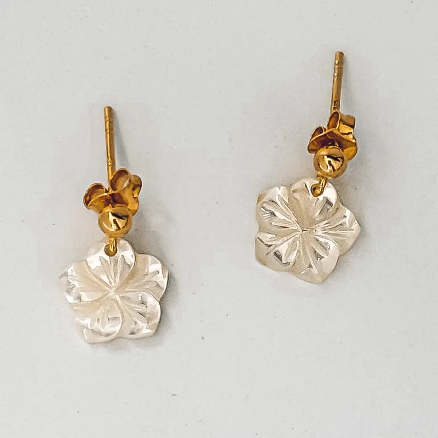 Boucles d'Oreilles Dorées Petite Fleurs d'Hibiscus Nacre Blanche