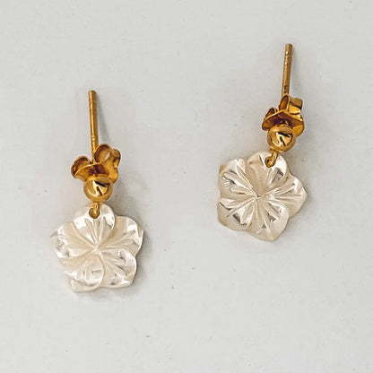 Boucles d'Oreilles Dorées Petite Fleurs d'Hibiscus Nacre Blanche