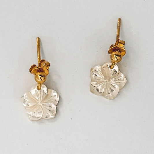 Boucles d'Oreilles Dorées Petite Fleurs d'Hibiscus Nacre Blanche