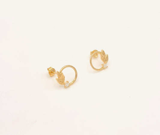 
Boucles d'Oreilles Cercle et Feuille Plaqué Or vu de profil