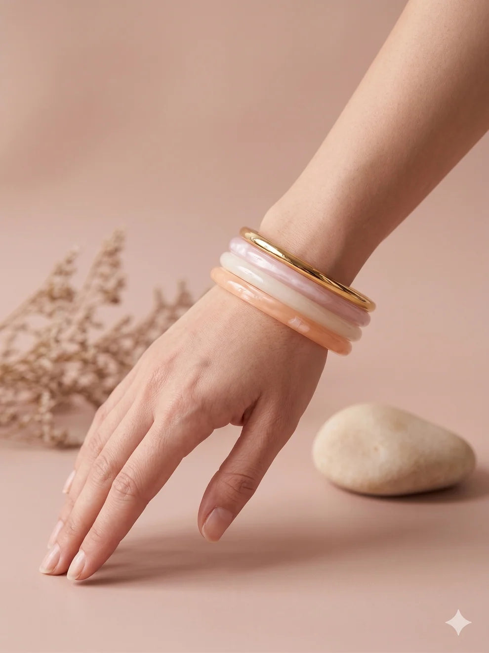 Lot de 4 bracelets joncs en acier inoxydable doré et en résine couleur pastel Porté