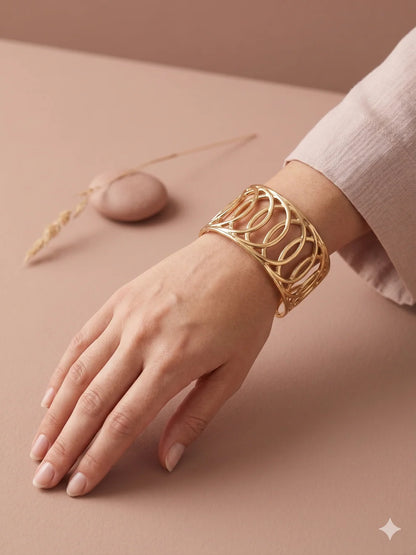 Bracelet jonc manchette ouvert au design géométrique en acier inoxydable doré Porté