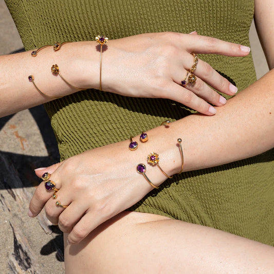 Bracelet Jonc Ouvert Doré et 2 Fleurs Cristal Swarovski Gris Porté