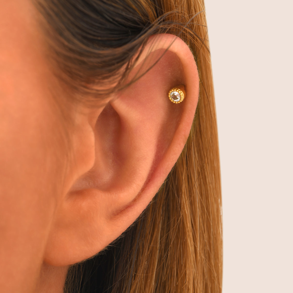 Piercing Puce d'Oreille Strass Blanc Rond Doré Porté