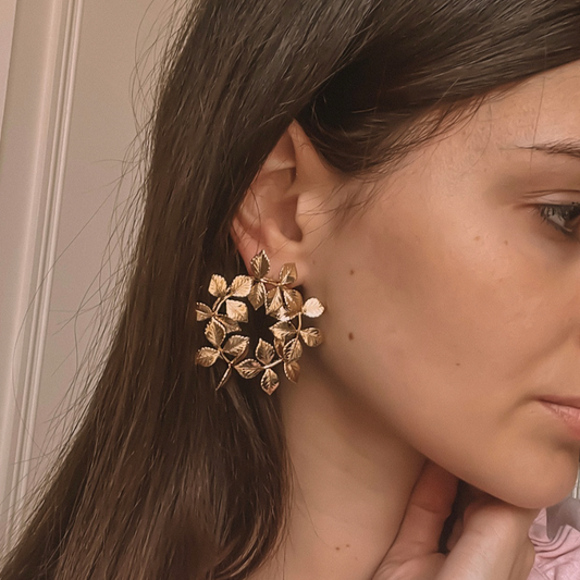 Boucles d'Oreilles Créoles Feuillages Dorées portées