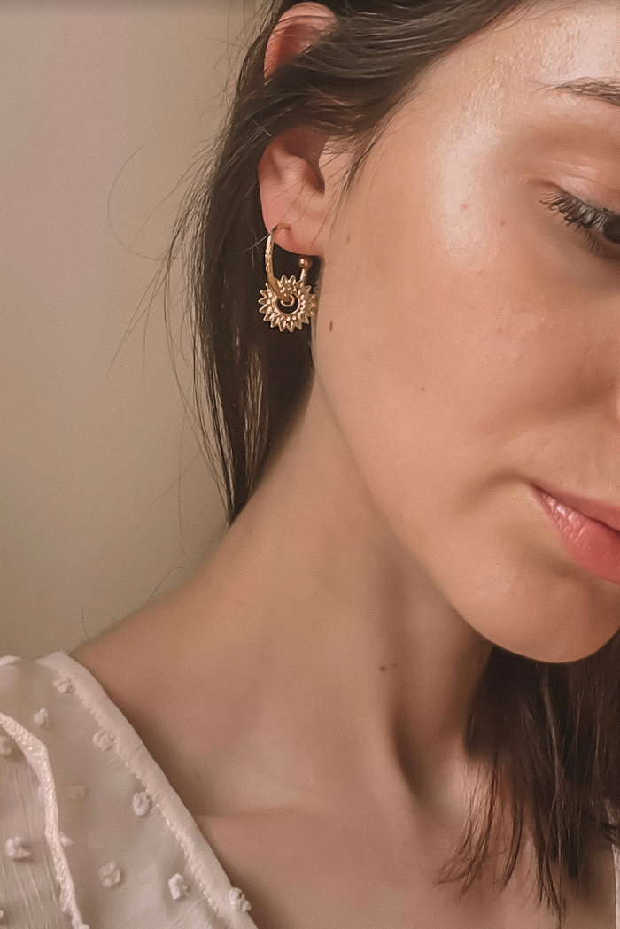 Boucles d'Oreilles Créoles Torsadé et Soleil Doré Porté