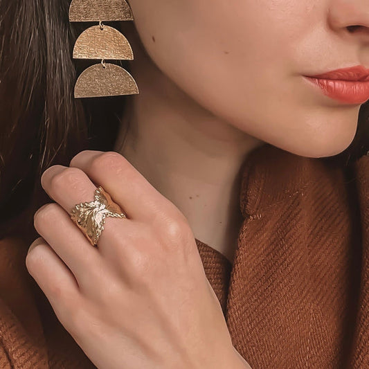 Bague Feuille Texturée Dorée Porté