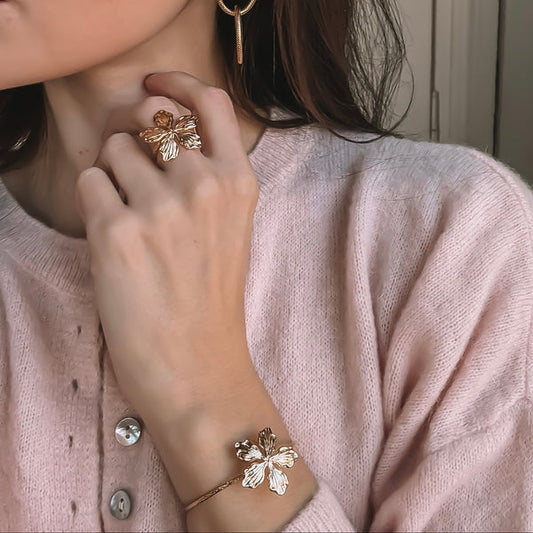 Bracelet Jonc 5 Pétales Doré Porté 