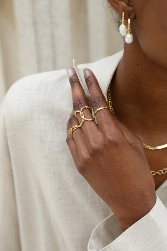 Bague Ajustable 2 Anneaux Croisés Martelés Dorée Porté