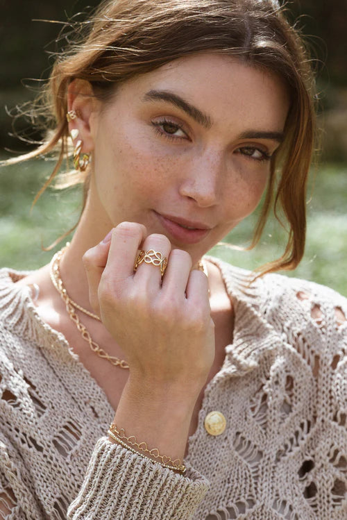 Bague Ajustable Couronne de Fleurs Dorée Portée