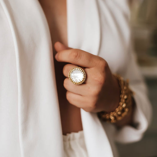Bague Ajustable Grande Nacre Blanche Sertie porté de loin