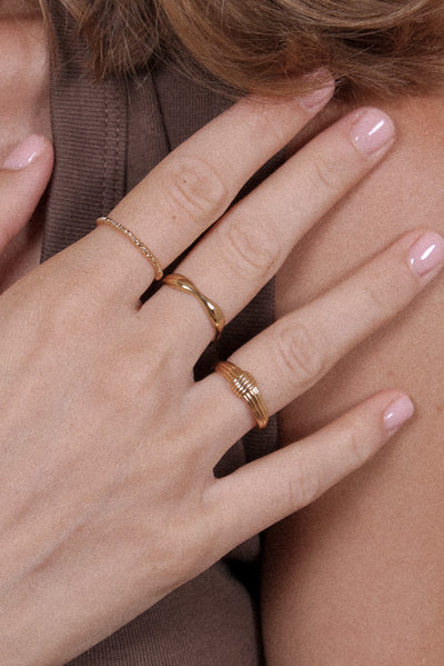 Bague Anneau Fin Torsadée Dorée Porté
