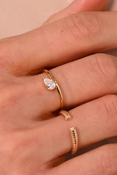 Bague Ajustable Dorée et 1 Zircon Blanc  Porté