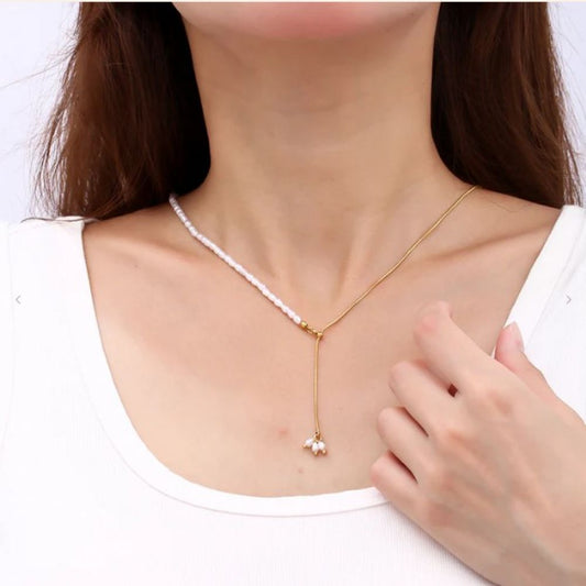 Collier Cravate Perles Blanches et Chaines Doré Porté