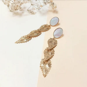 Boucles d'Oreilles Pendantes 1 Nacre Blanche Sertie et 3 Feuilles Striées Dorées