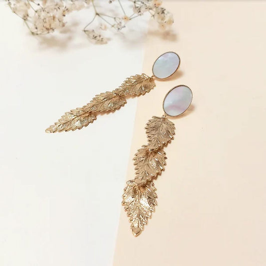 Boucles d'Oreilles Pendantes 1 Nacre Blanche Sertie et 3 Feuilles Striées Dorées