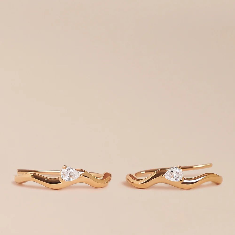 Contours d'Oreilles Boucles Montantes Vagues Dorées et Zircon Blanc