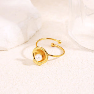 Bague Doré Forme Cauri et Perle Blanche 