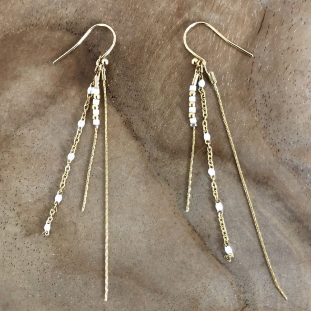 Boucles d'Oreilles Pendantes 3 Chaines et Perles Blanches