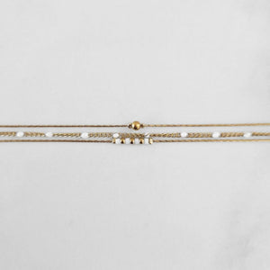 Bracelet Doré et 3 Chaines et Perles Blanches
