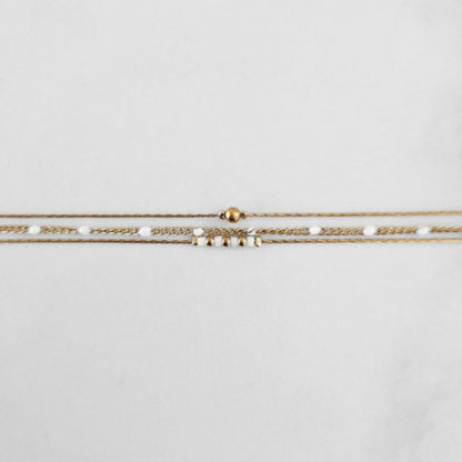 Bracelet Doré et 3 Chaines et Perles Blanches