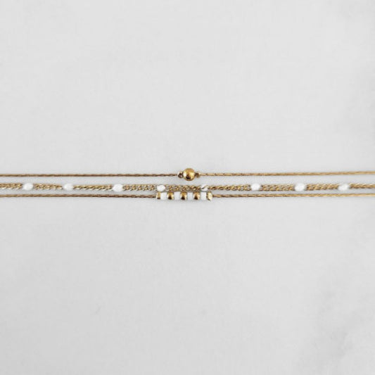 Bracelet Doré et 3 Chaines et Perles Blanches