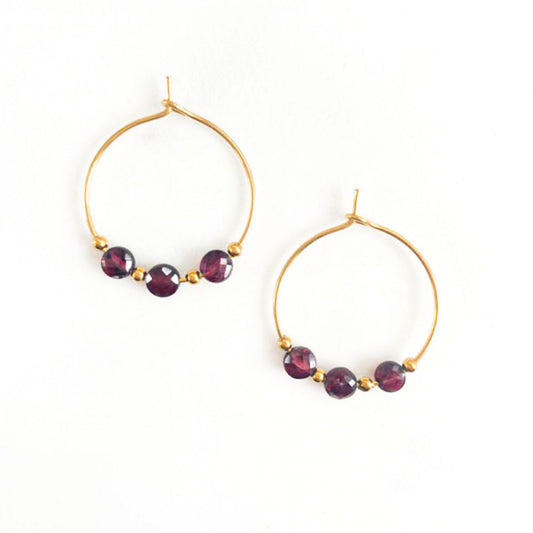 Petites Créoles Dorées et 3 Pierres Naturelles Grenats