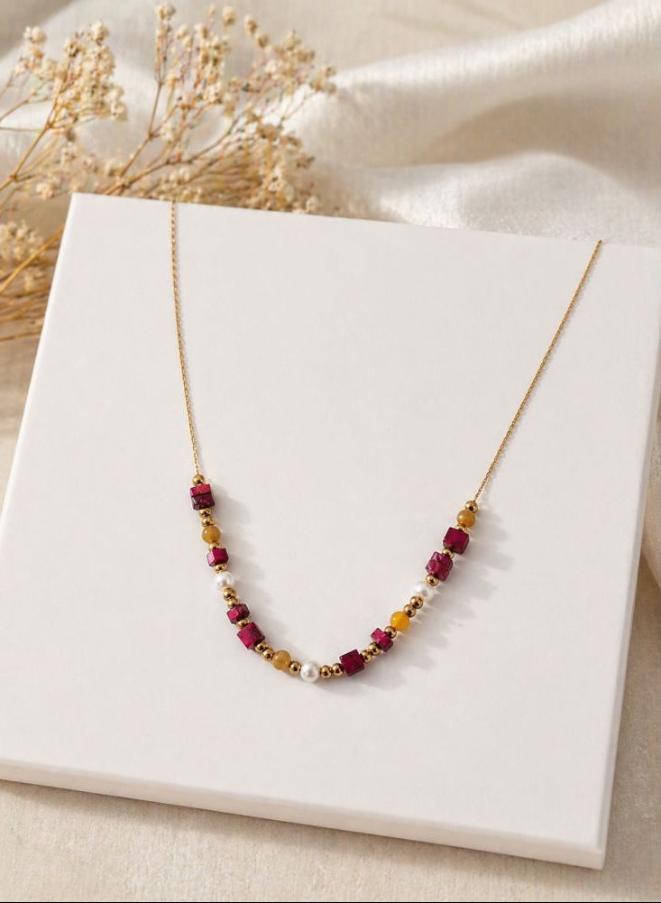 Collier Tour de Cou Doré et Pierres Naturelles Rondes et Carrées Rouge, Rose et Jaune
