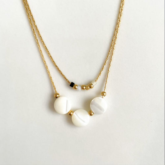 Collier Double Chaine Doré et Petites Nacres Blanches