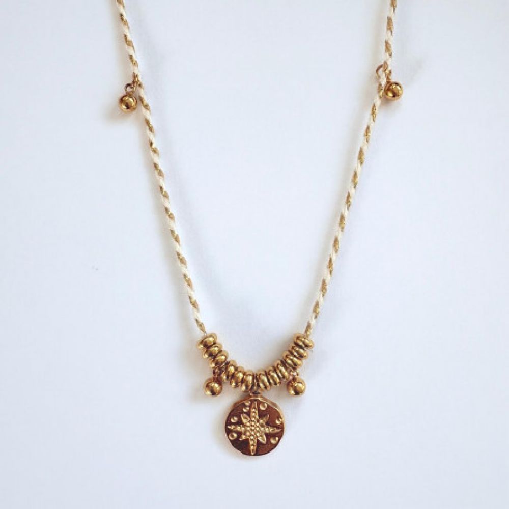 Long Collier Sautoir Cordon Blanc et Médaille Martelée Dorée