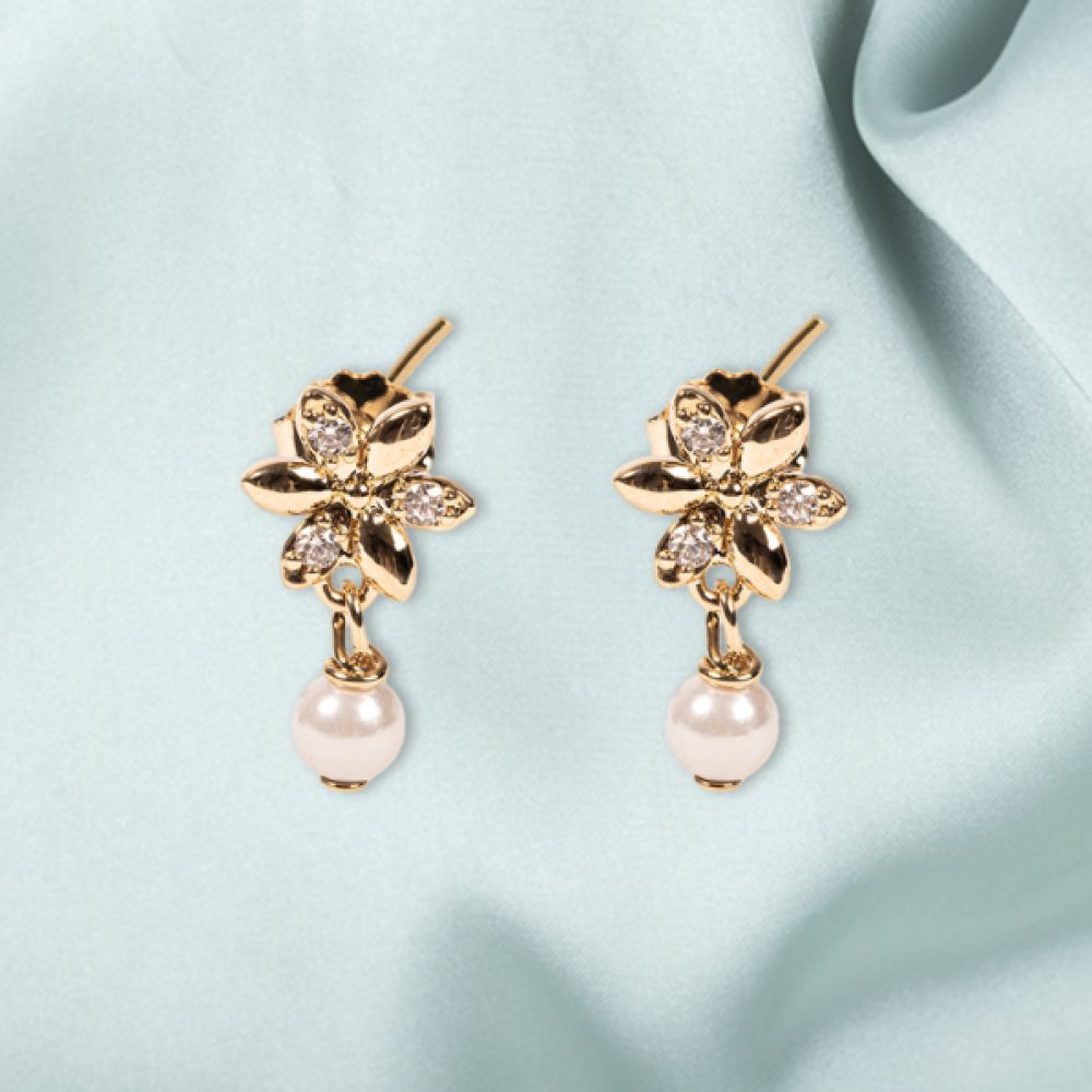 Boucles d'Oreilles Plaqué Or Petites Fleurs et Perles Blanches